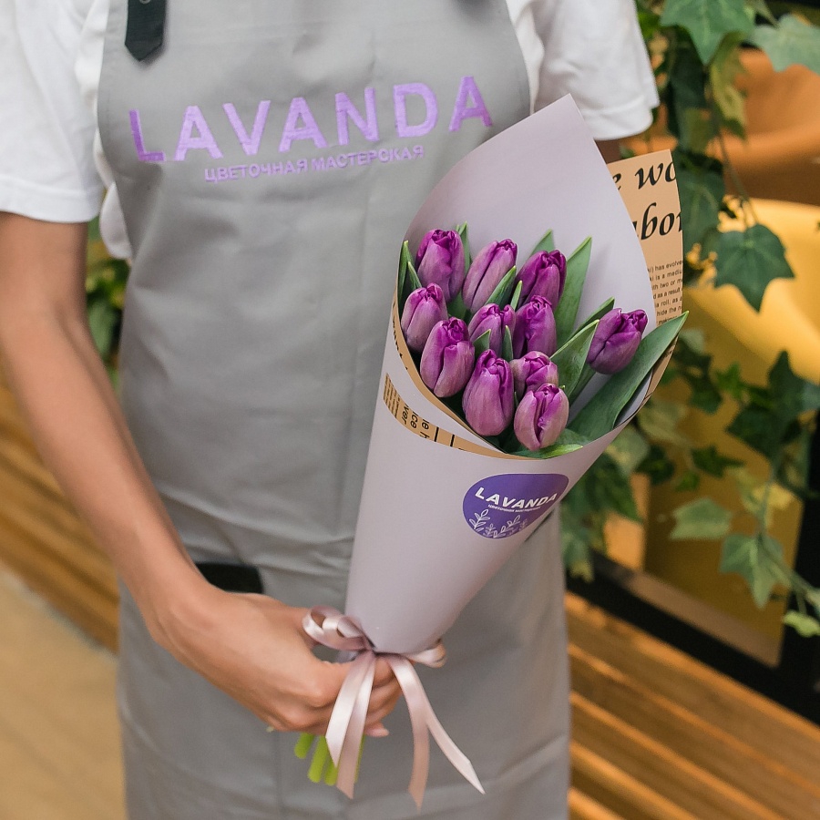 11 фиолетовых тюльпанов в матовой пленке