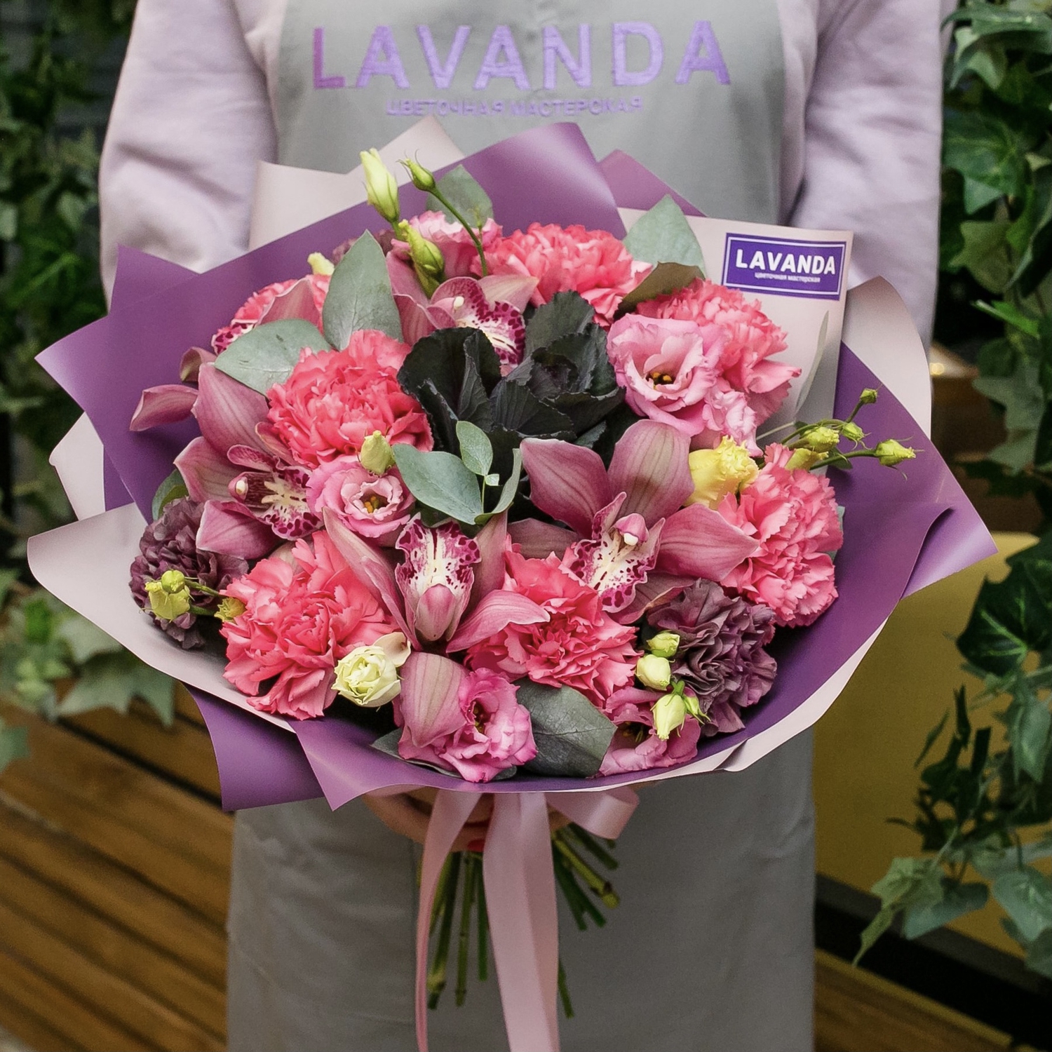 Букет розовых орхидей, эустом и диантусов с брасикой