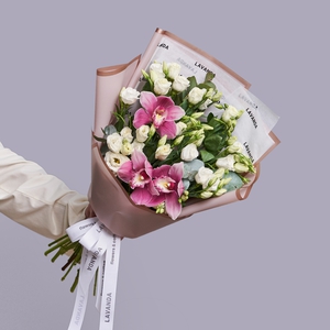 Букет розовых орхидей и эустомы с эвкалиптом