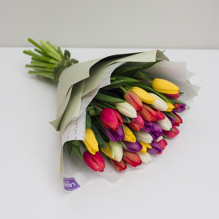 35 ярких тюльпанов в стильной пленке
