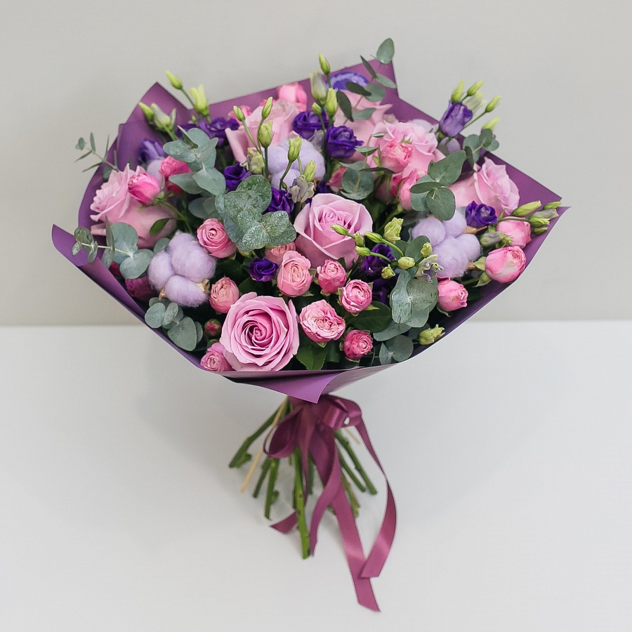 Фиолетовый букет роз, эустом и хлопка
