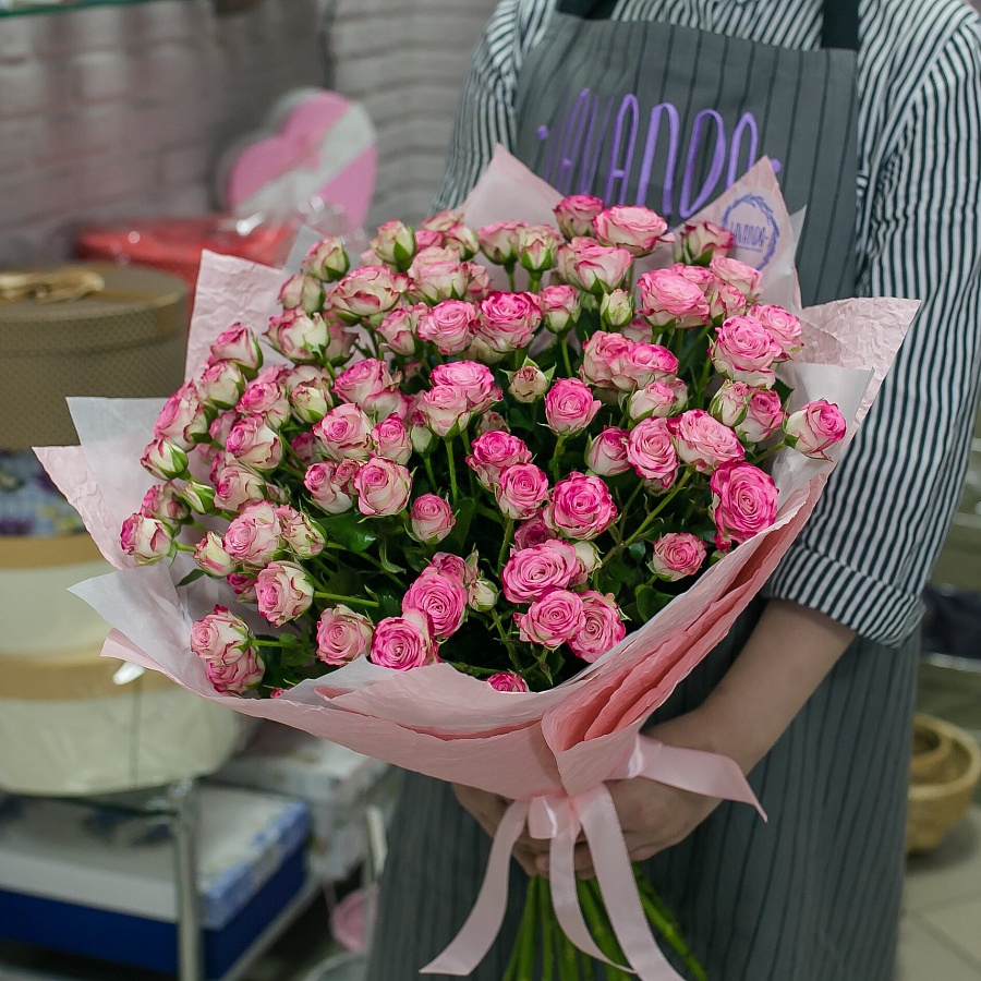 Розовый букет кустовых роз в крафте