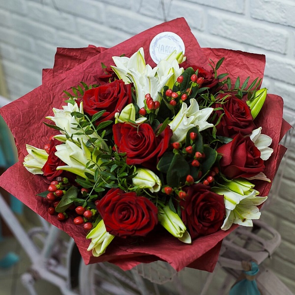 Букет красных роз с белыми лилиями