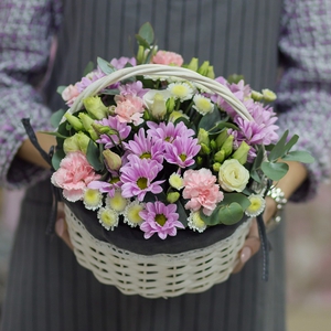 Цветочная корзина с нежными хризантемами и диантусами
