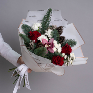 Новогодний букет сборных цветов в белой упаковке