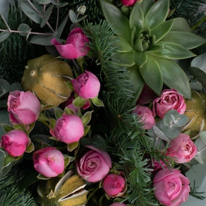 Зимний букет с розовыми розочками и нобилисом