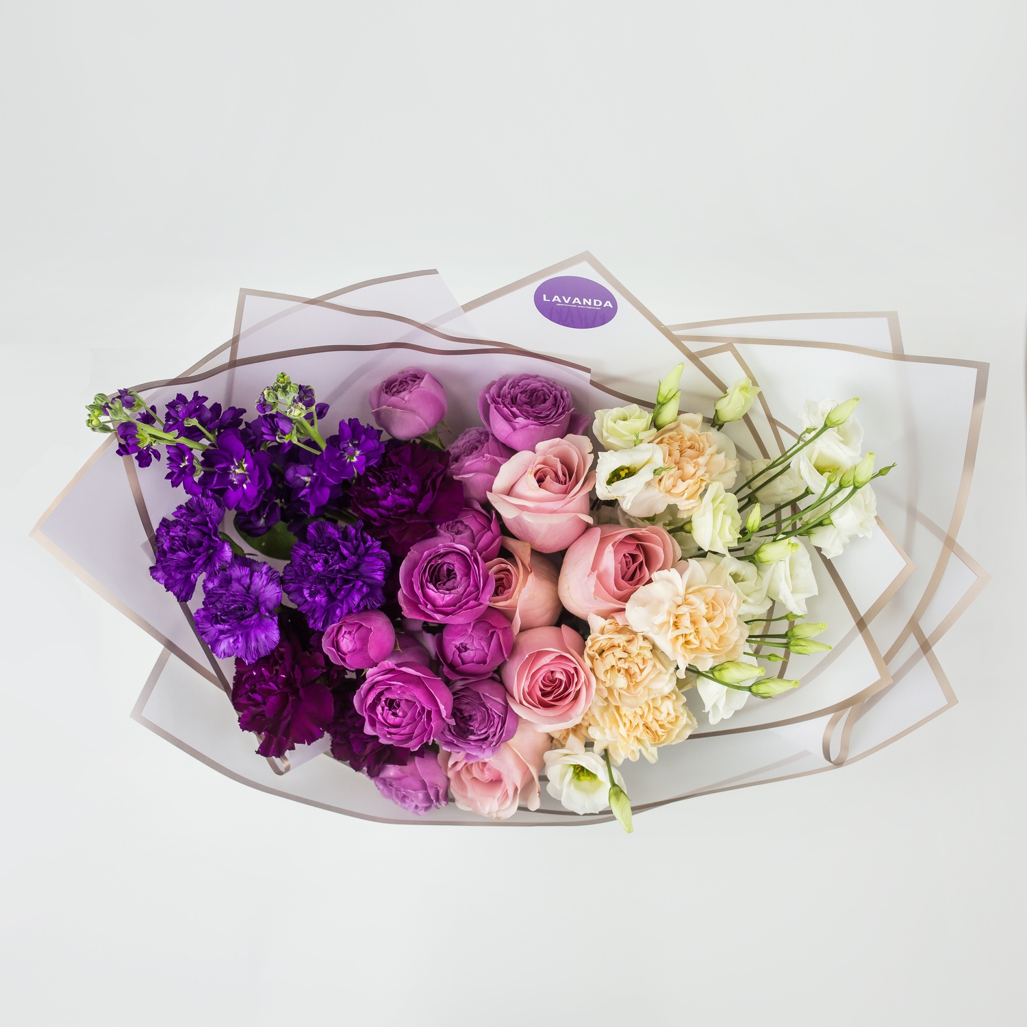 Букет градиент из маттиол, пионовидных роз, эустом и диантусов