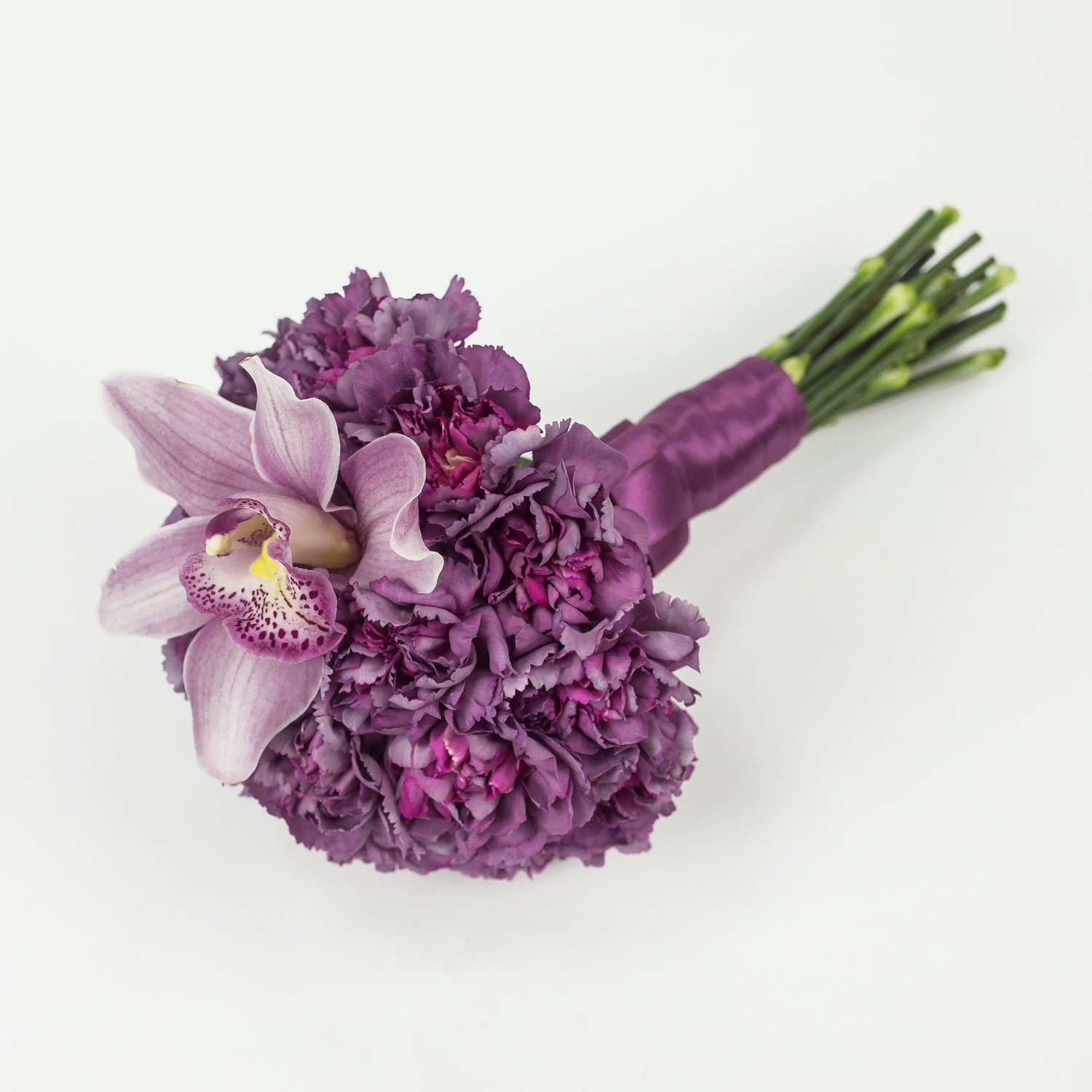 Букет невесты из пурпурных диантусов и орхидеи