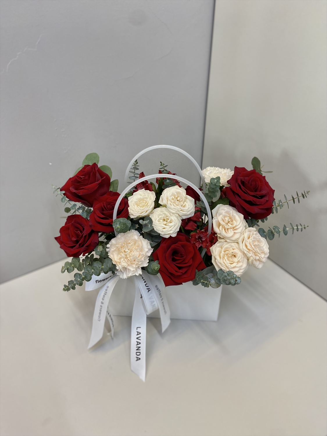 Композиция с пионовидными розами