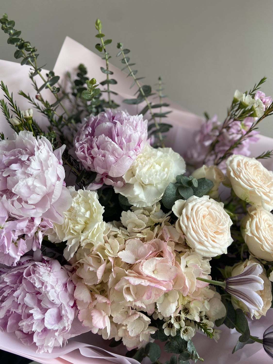 Букет с пионами и гортензией