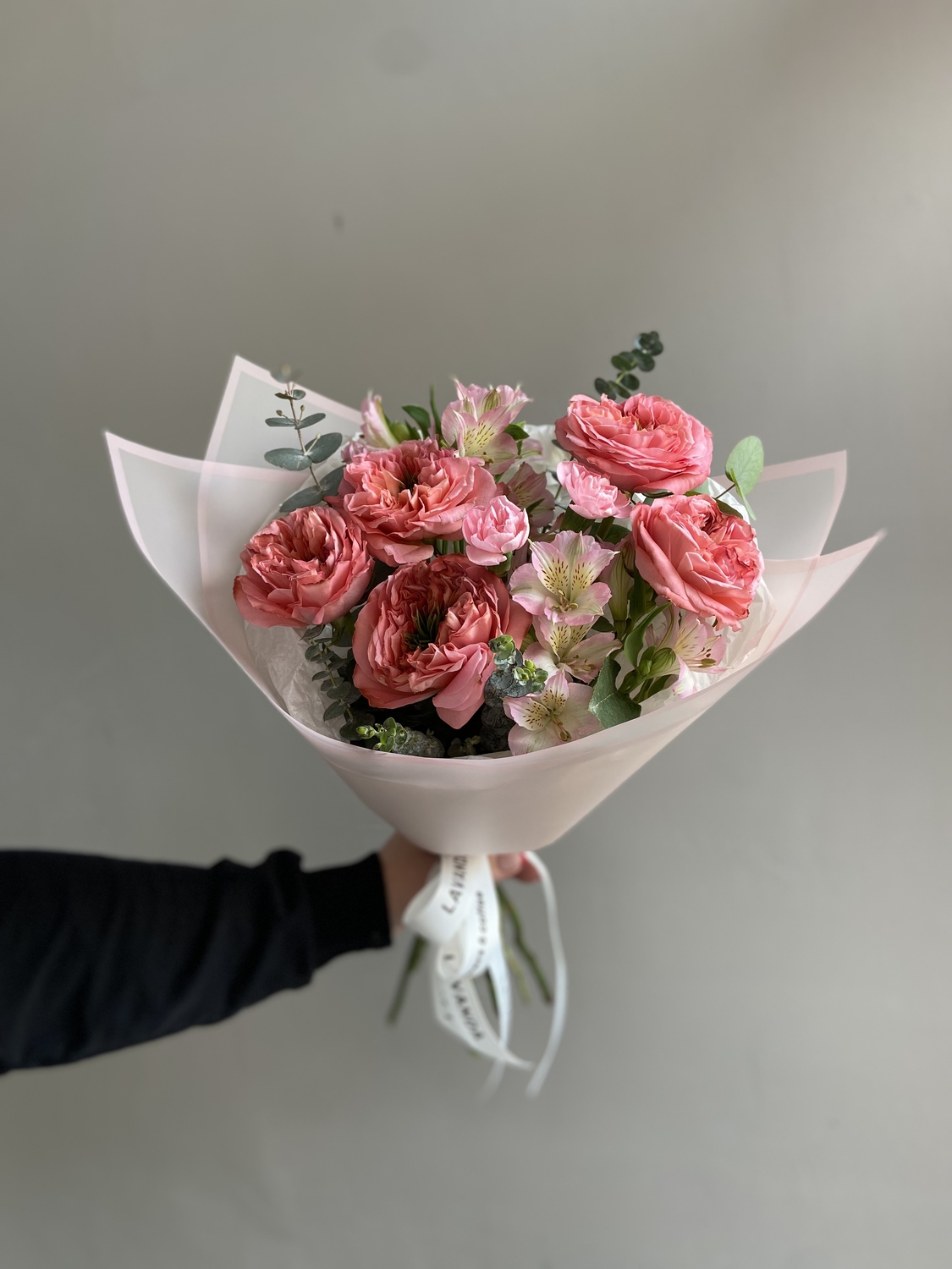 Букет с пионовидной розой и альстромерией