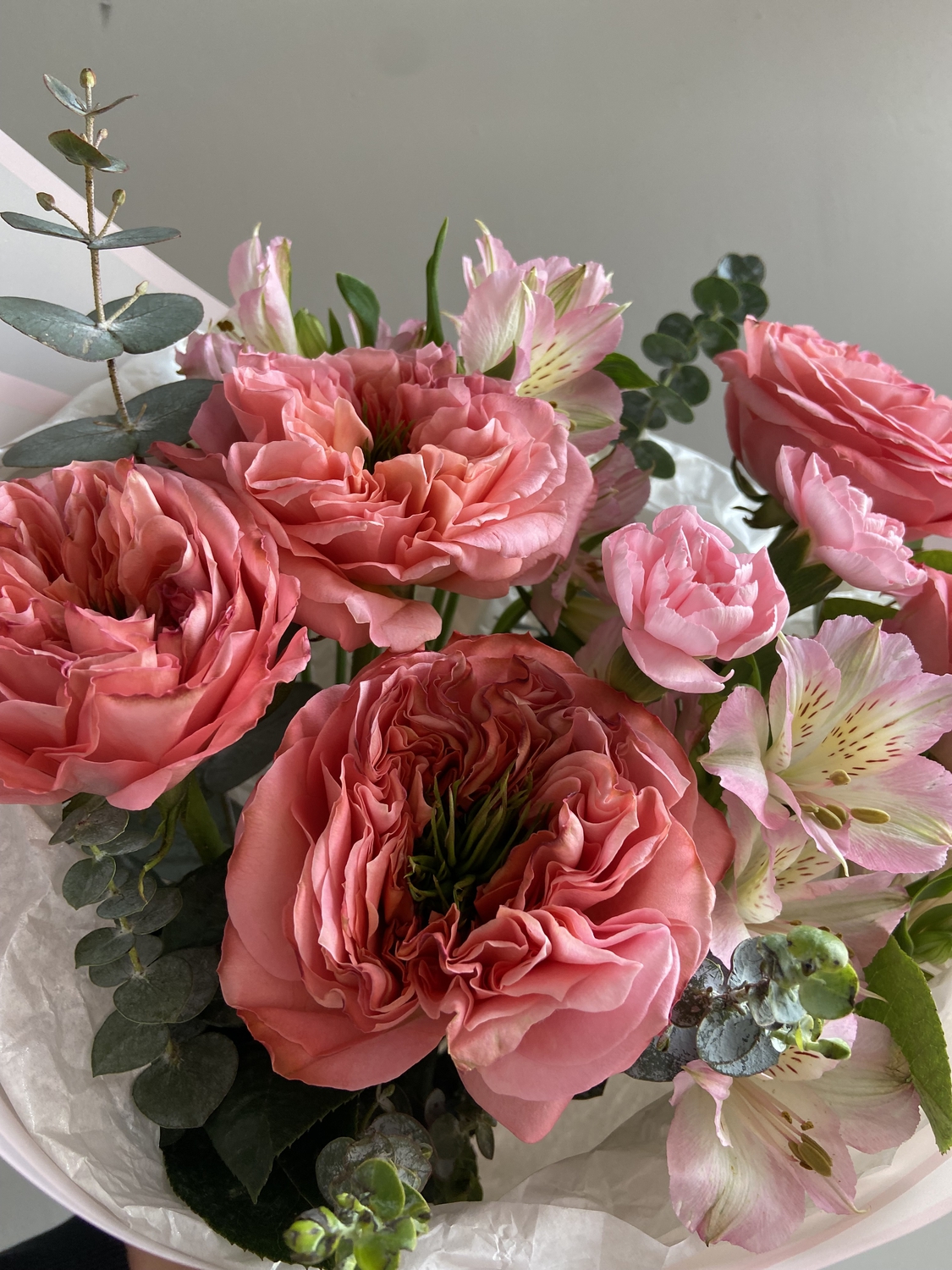 Букет с пионовидной розой и альстромерией