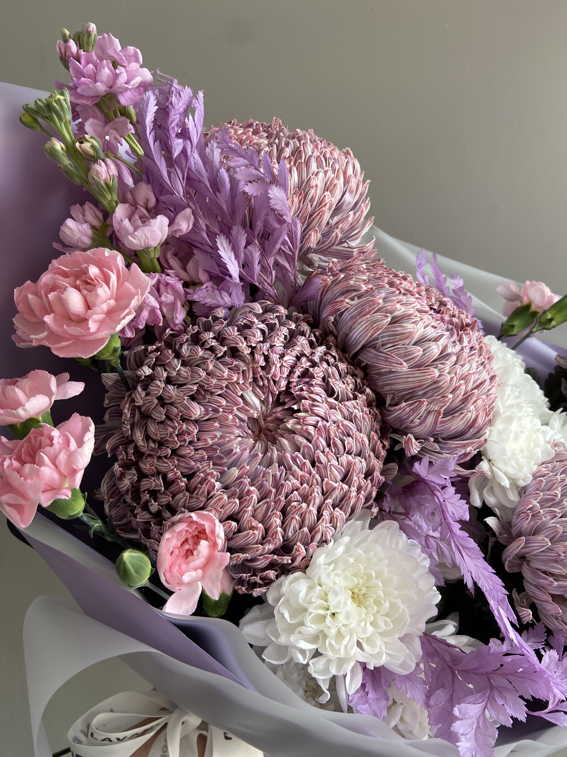 Букет с хризантемой и папоротником