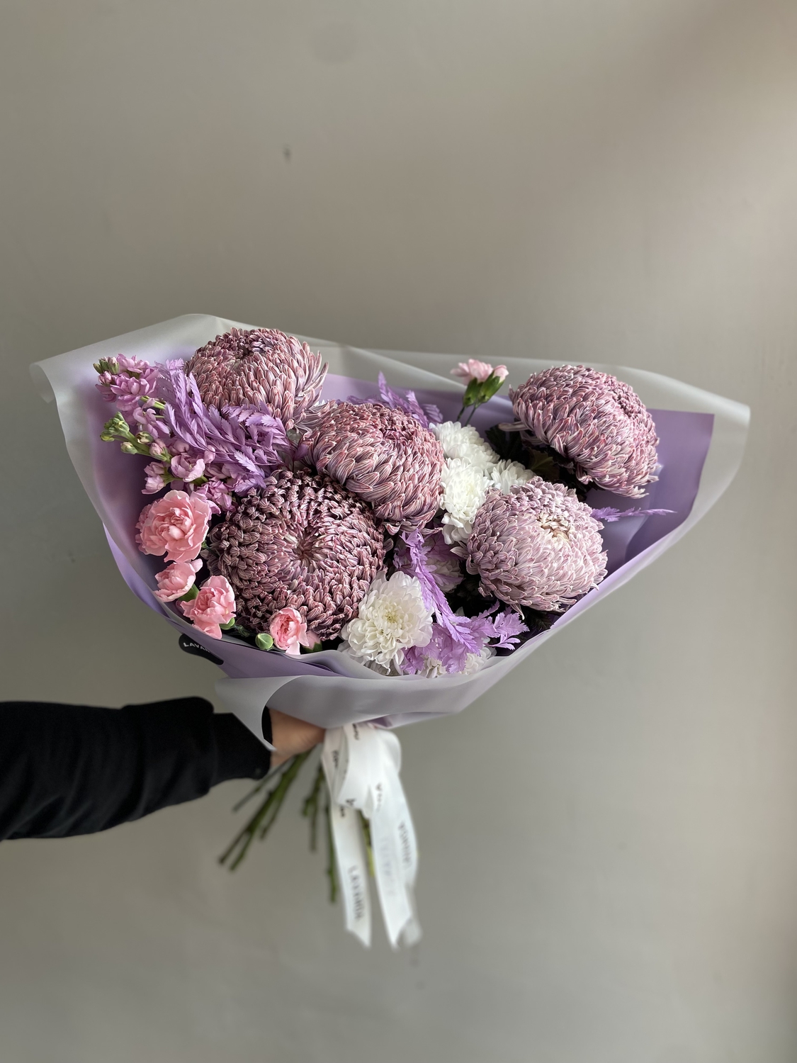 Букет с хризантемой и папоротником