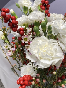 Воздушный букет с илексом