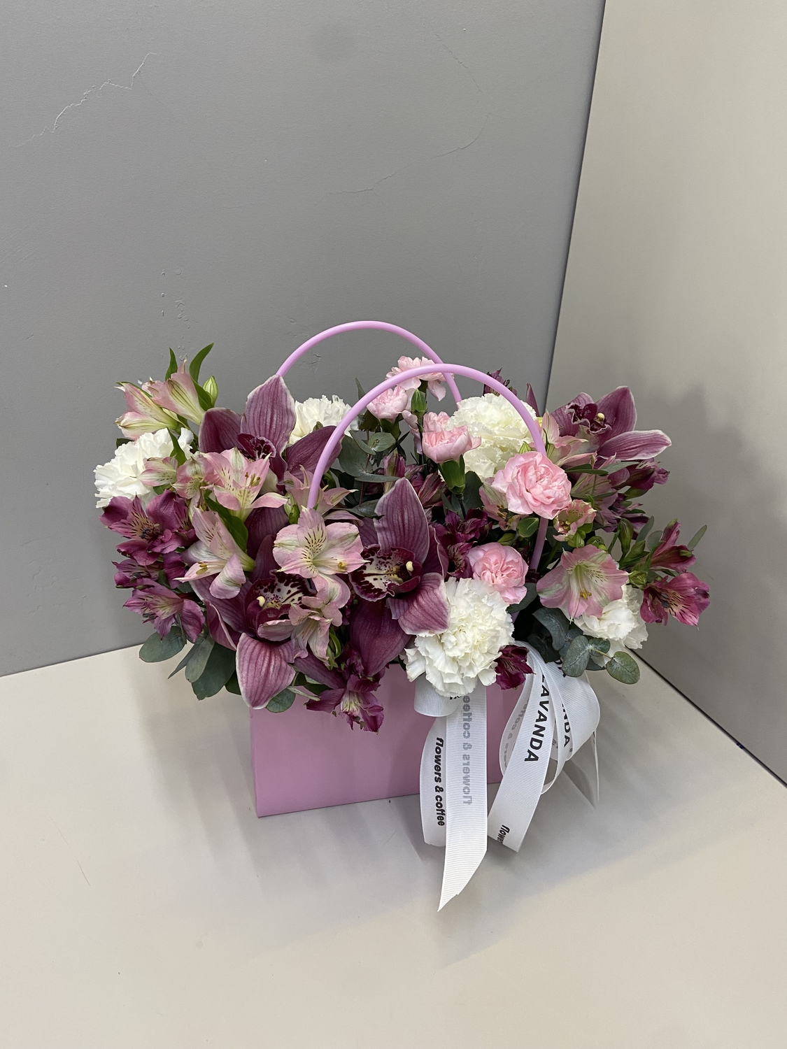 Композиция с орхидеей