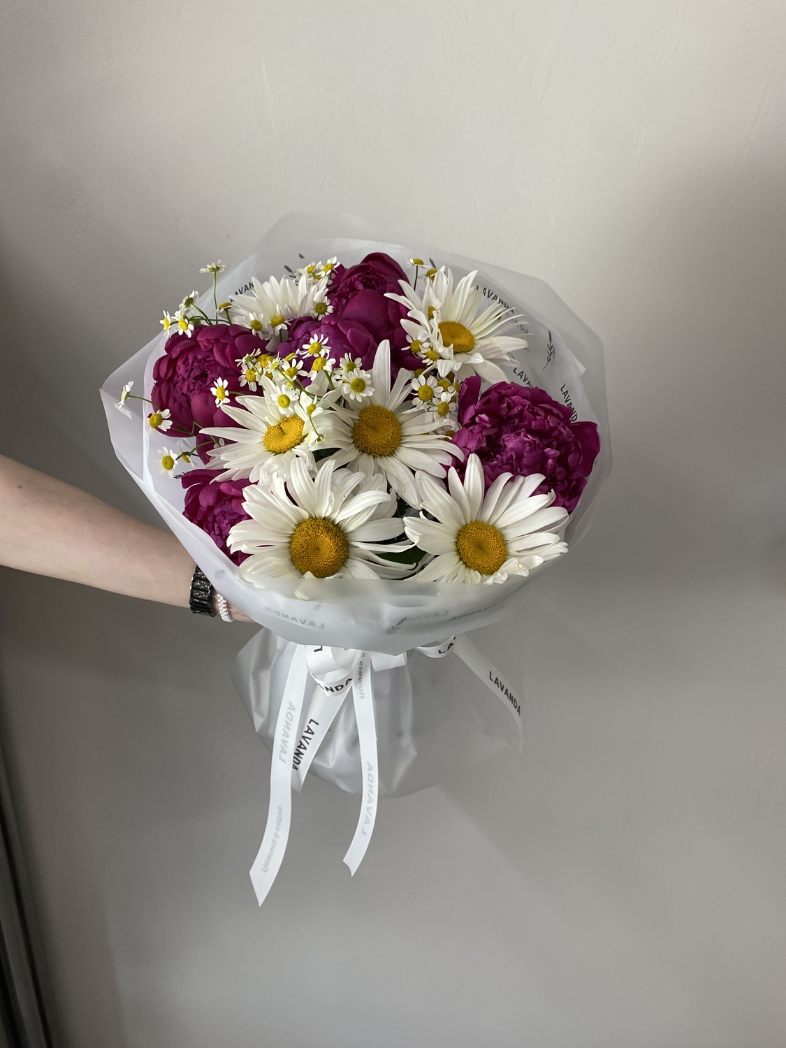 Букет из ромашек и пионов