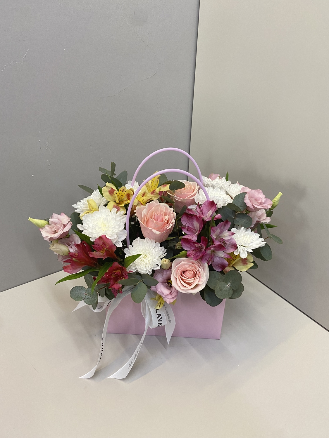 Композиция с альстромерией