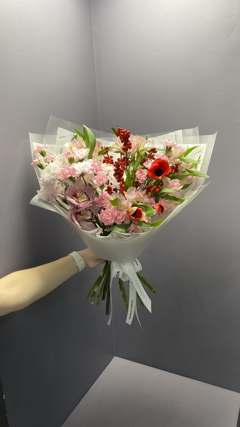 Букет с илексом и красными анемонами