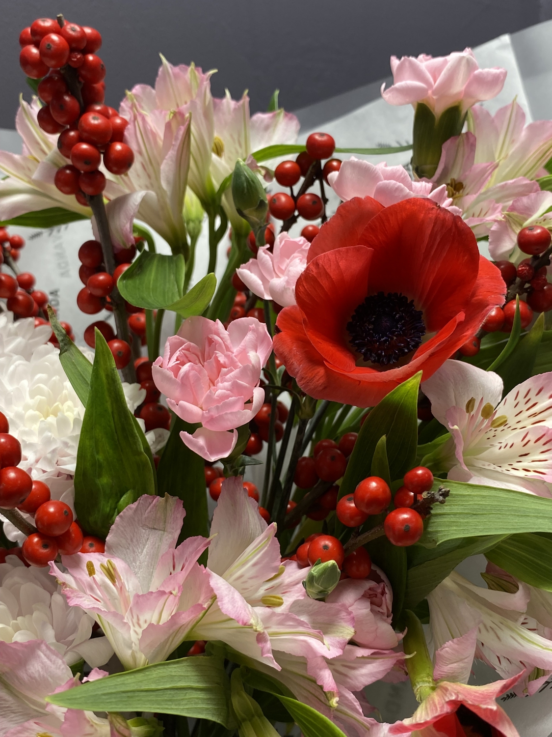 Букет с илексом и красными анемонами