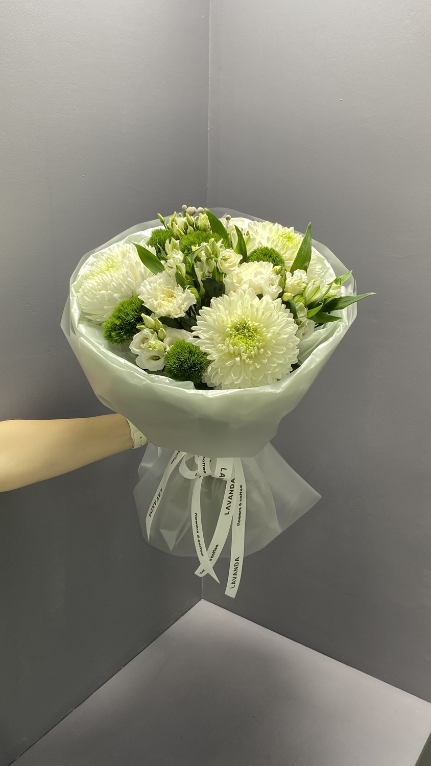 Букет с одноголовыми хризантемами и диантусами