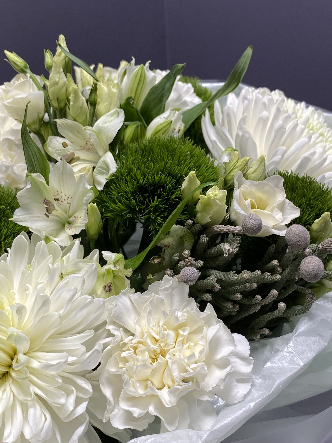 Букет с одноголовыми хризантемами и диантусами