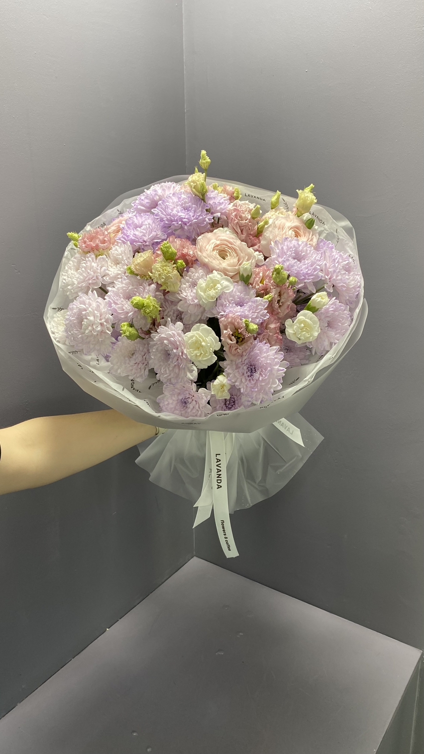 Воздушный букет с кудрявой эустомой и ранункулюсами