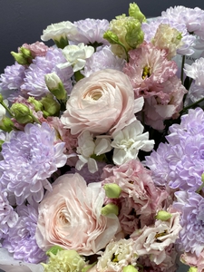 Воздушный букет с кудрявой эустомой и ранункулюсами