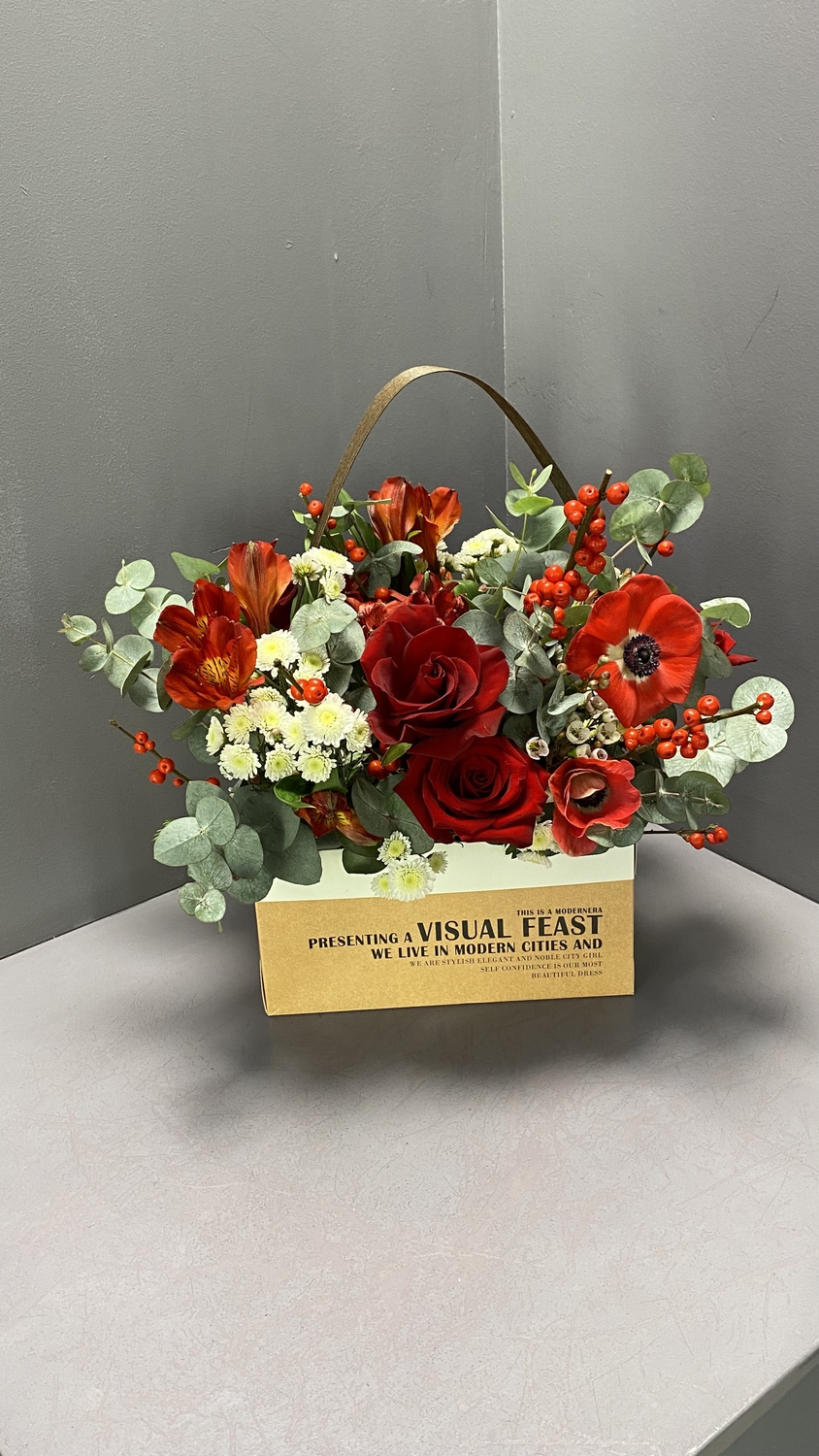 Композиция с красными цветами