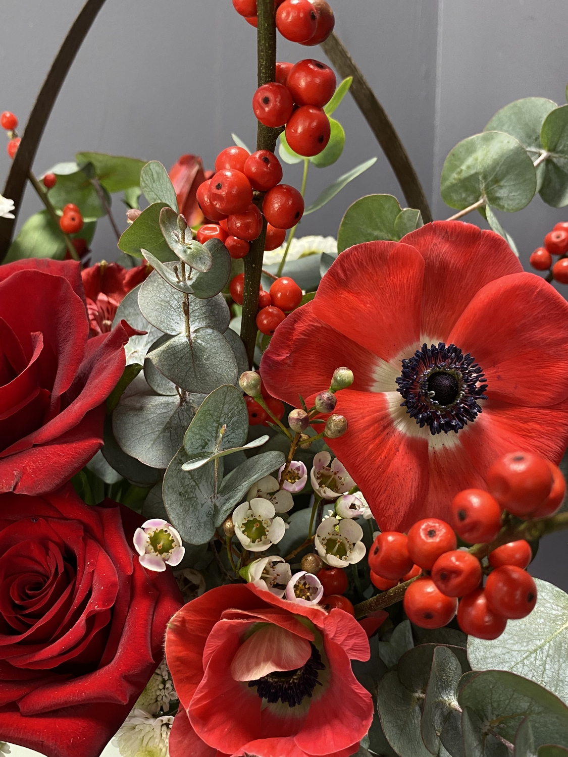 Композиция с красными цветами