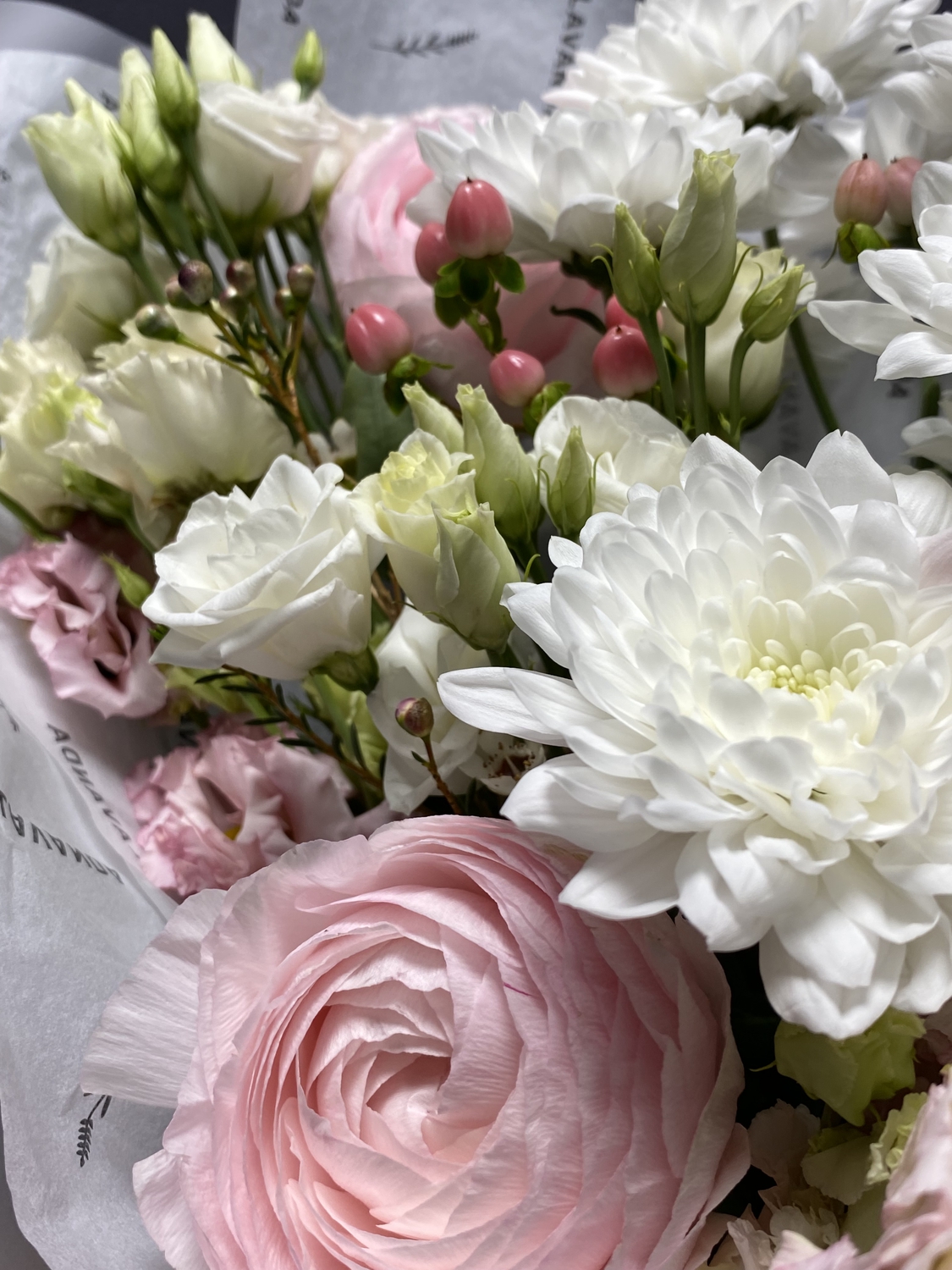 Нежный букет с ранункулюсами