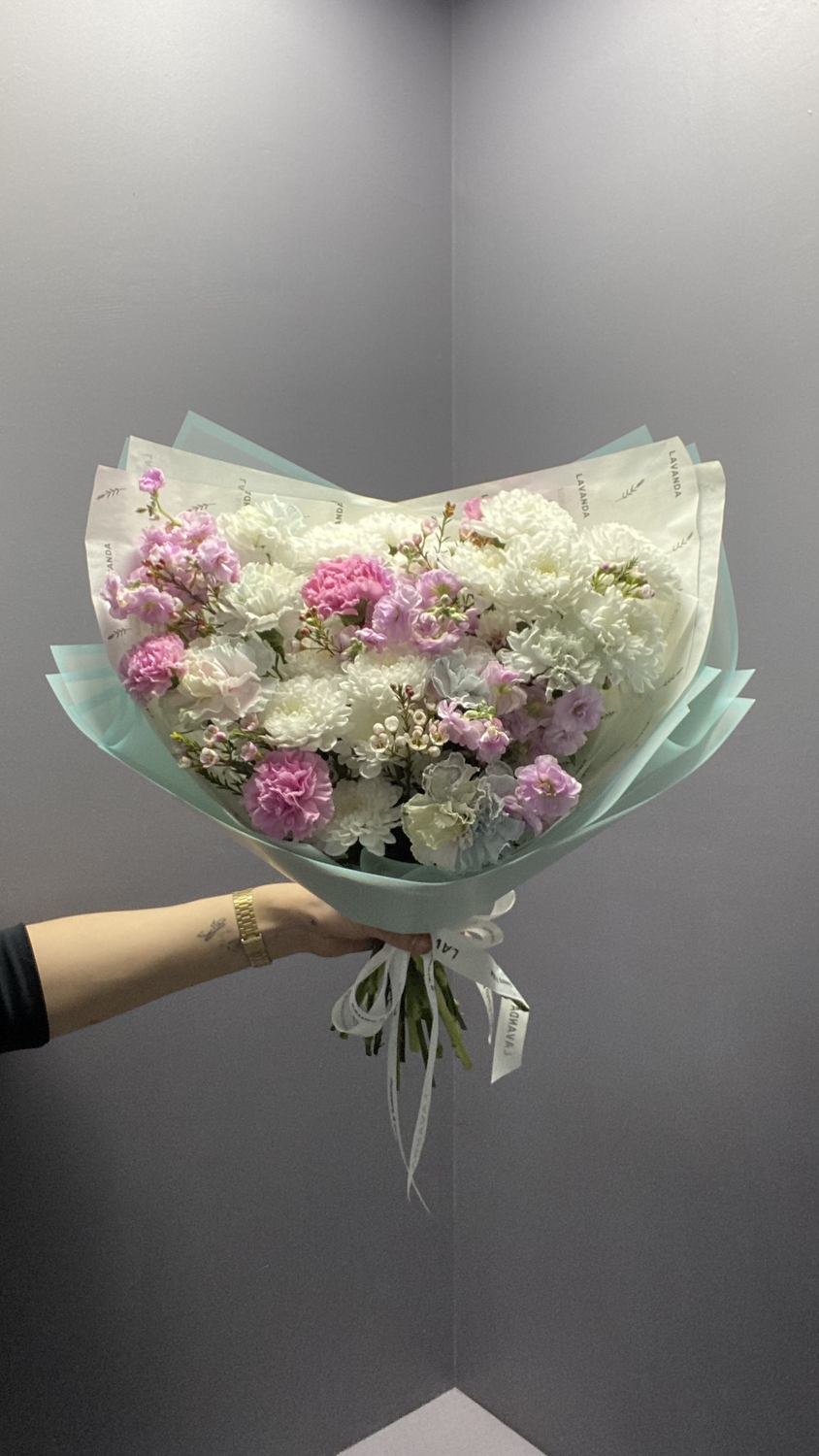 Букет с диантусами и ароматной маттиолой