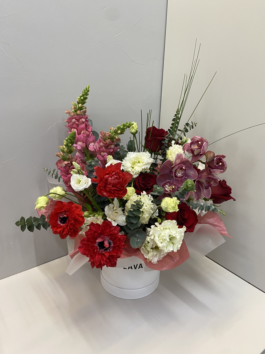 Сборная композиция цветов в коробке