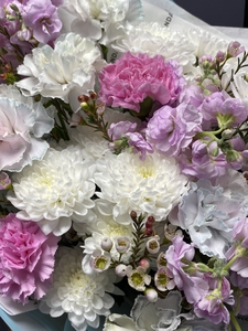 Букет с диантусами и ароматной маттиолой