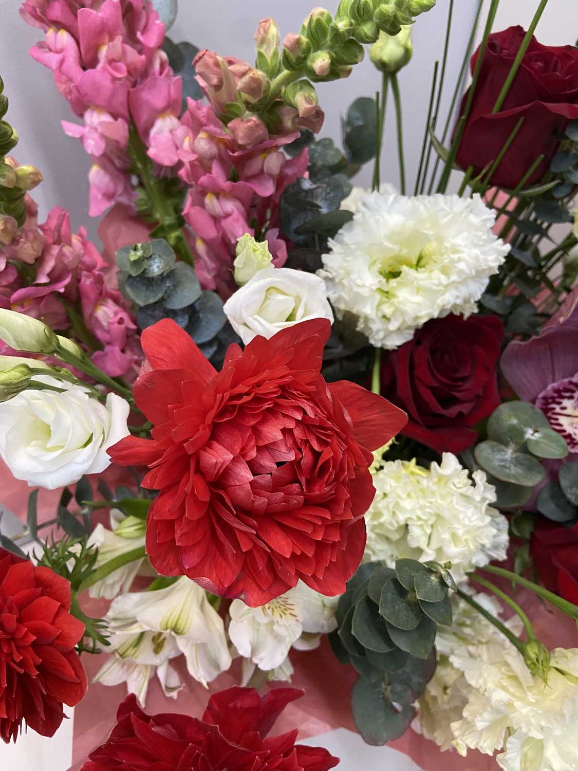 Сборная композиция цветов в коробке