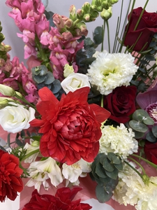 Сборная композиция цветов в коробке