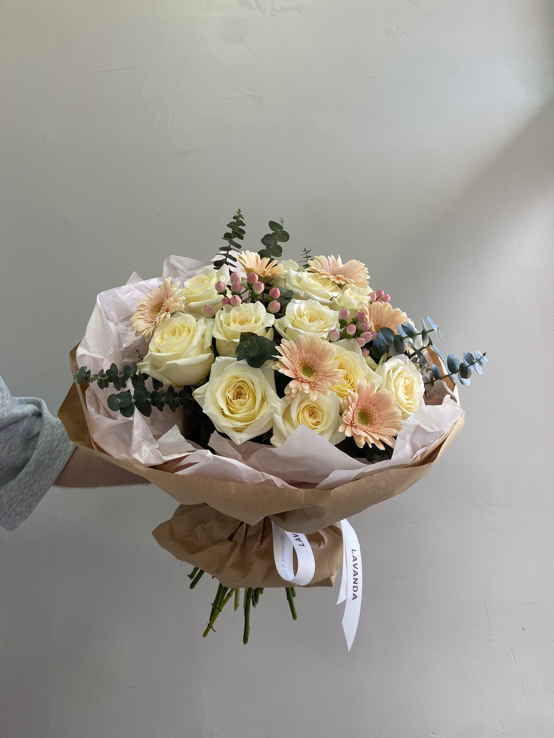 Букет с герберой и розой в крафте