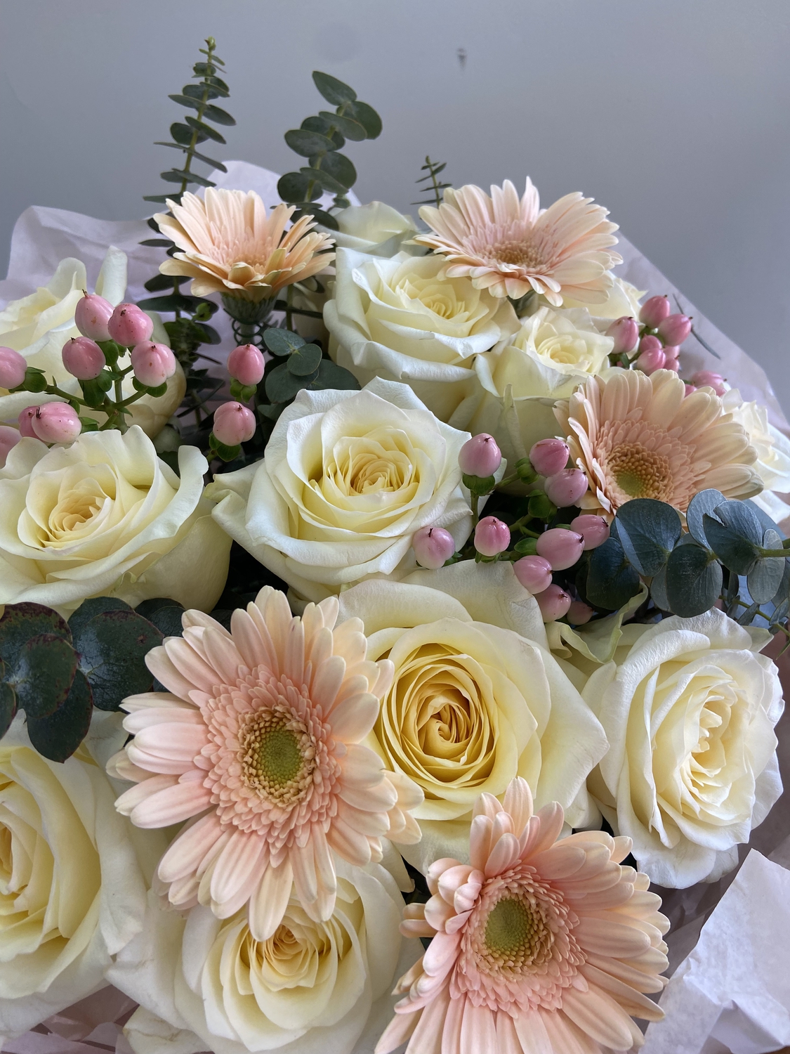 Букет с герберой и розой в крафте