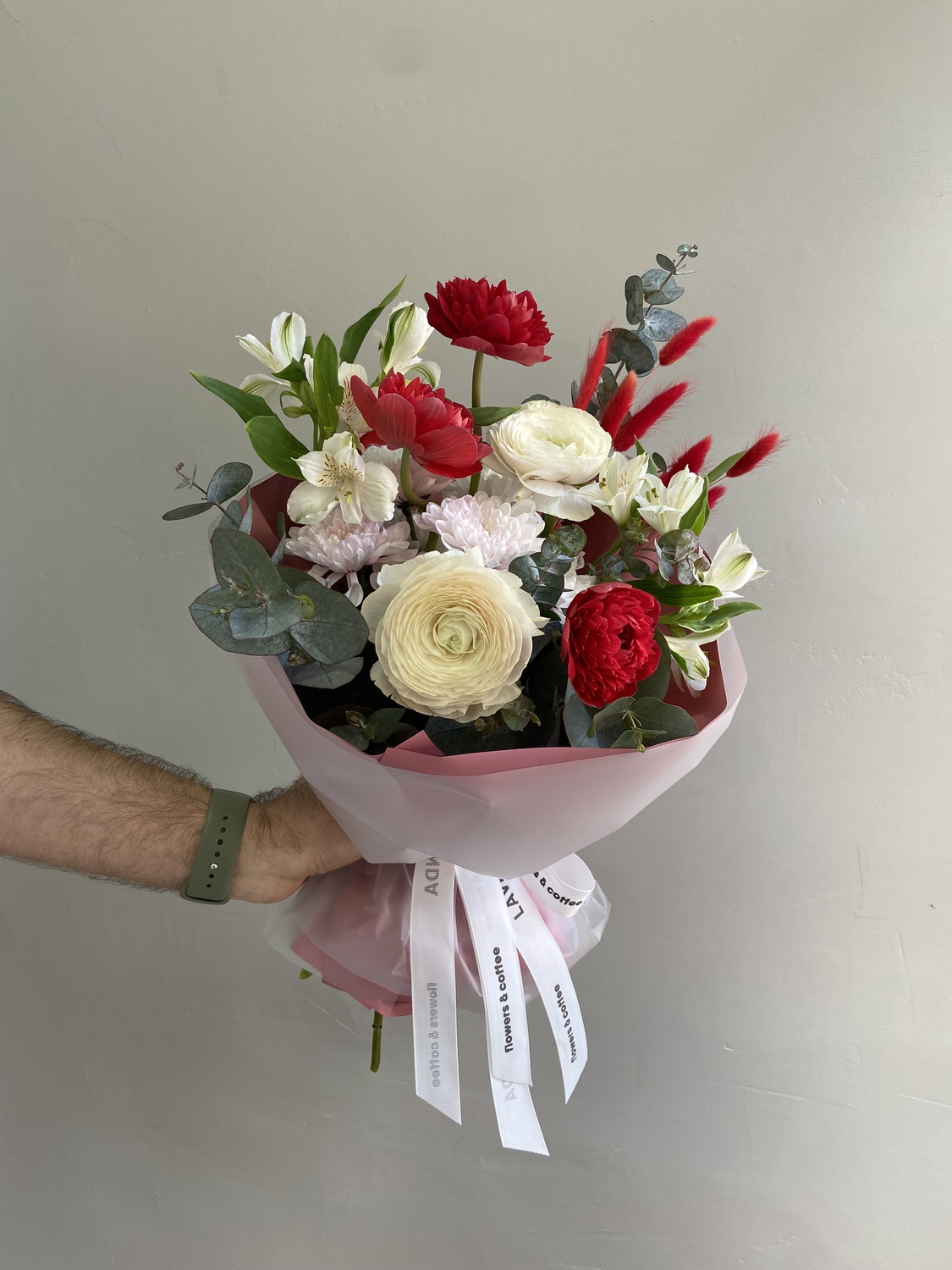 Букет с красными анемонами