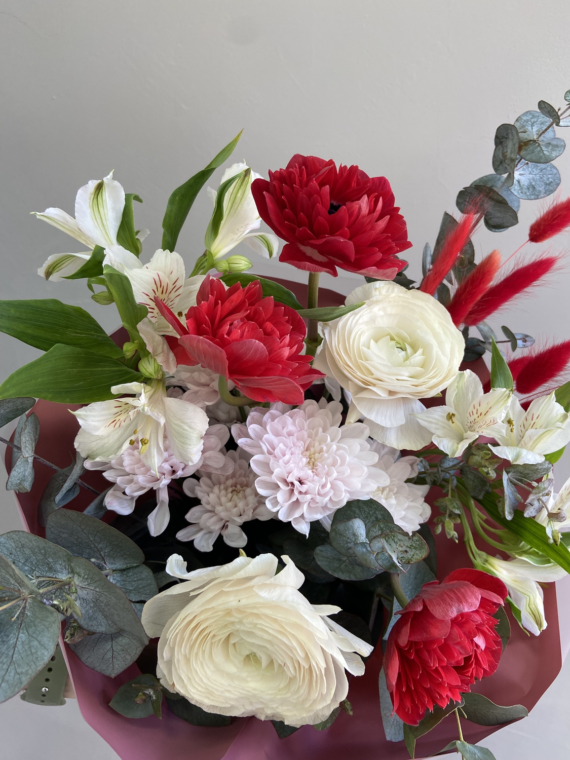 Букет с красными анемонами