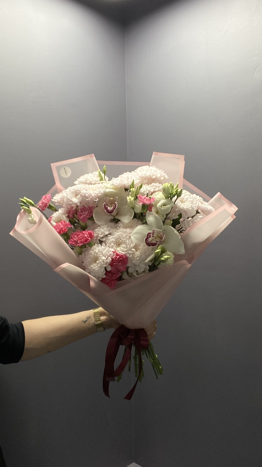 Розовый букет с орхидеями