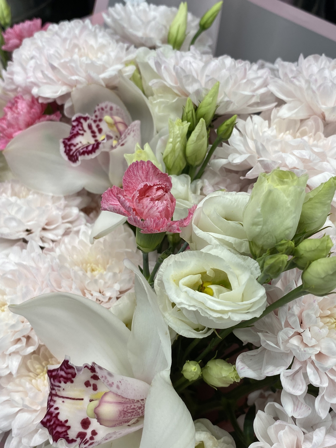 Розовый букет с орхидеями