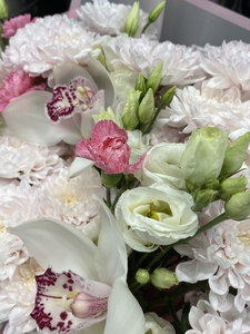 Розовый букет с орхидеями