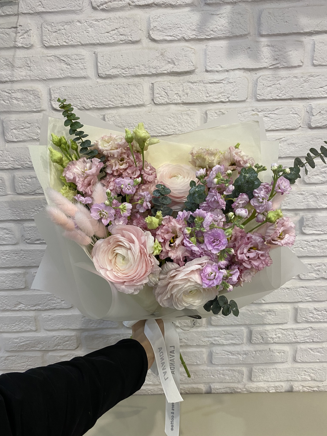 Букет нежных ранункулюсов, эустом и маттиол