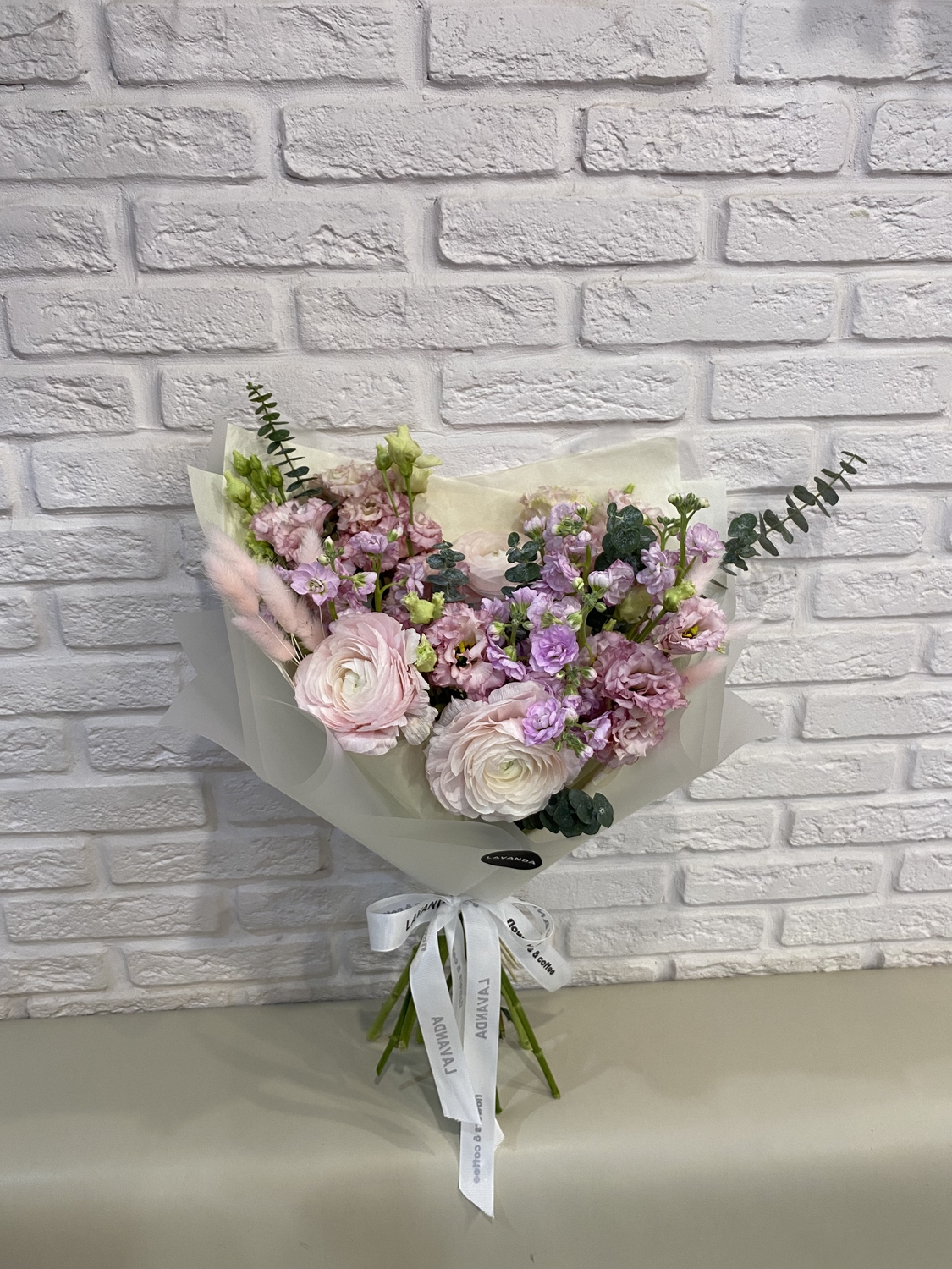 Букет нежных ранункулюсов, эустом и маттиол