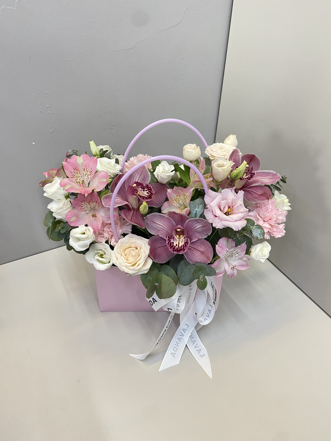 Композиция с орхидеей