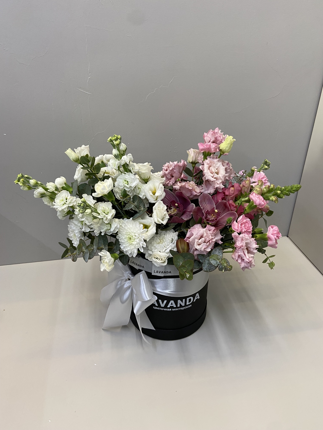 Коробка с розовой орхидеей и белой маттиолой