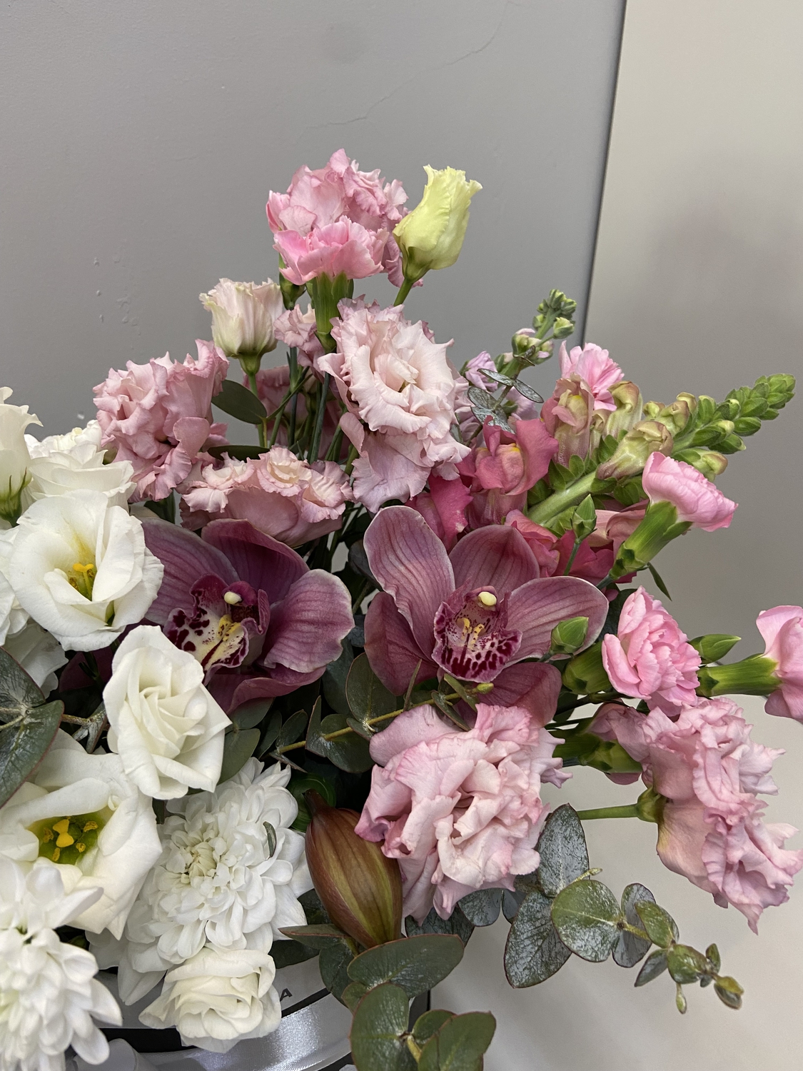 Коробка с розовой орхидеей и белой маттиолой