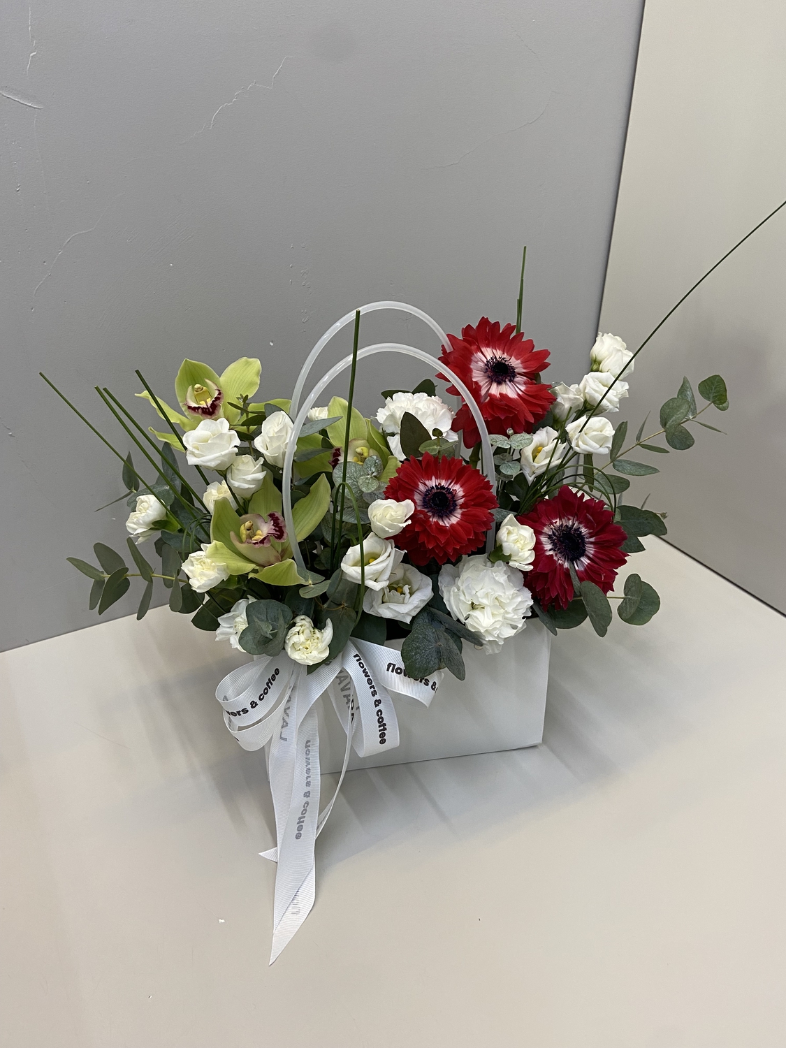 Плайм с красными анемонами