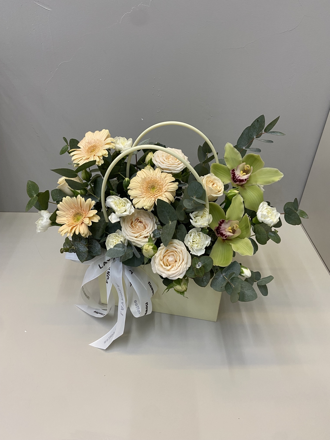 Плайм с зелёной орхидеей и герберой